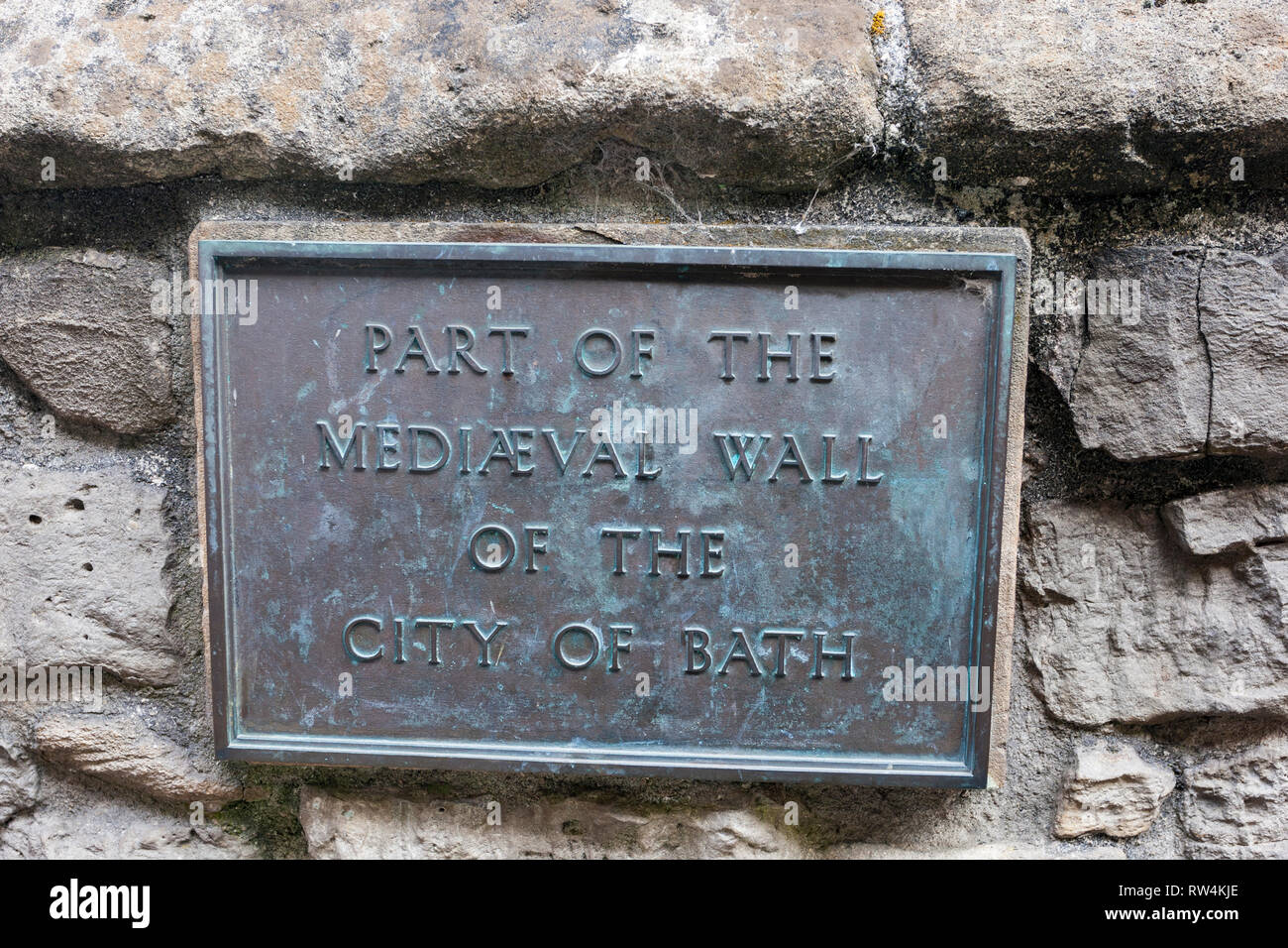 L'identification de la plaque d'une section de la ville médiévale du mur de pierre qui existe encore dans la région de quartier Les murs, baignoire, N.E. Somerset, England, UK Banque D'Images