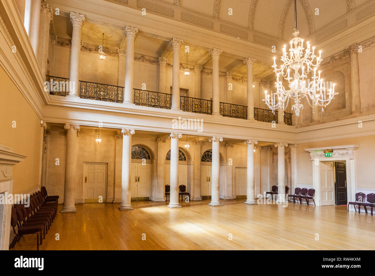 Un magnifique lustre en verre et marbre poli dans le salon de thé de l'Assemblée dans les chambres baignoire, N.E. Somerset, England, UK Banque D'Images