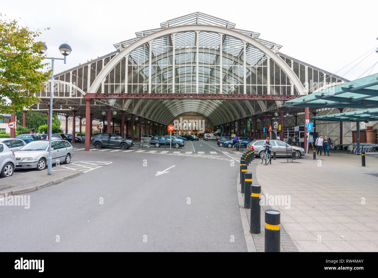 L'ancienne gare ferroviaire de Green Park, avec son impressionnante verrière est maintenant un parking entouré de boutiques, de baignoire, N.E. Somerset, England, UK Banque D'Images