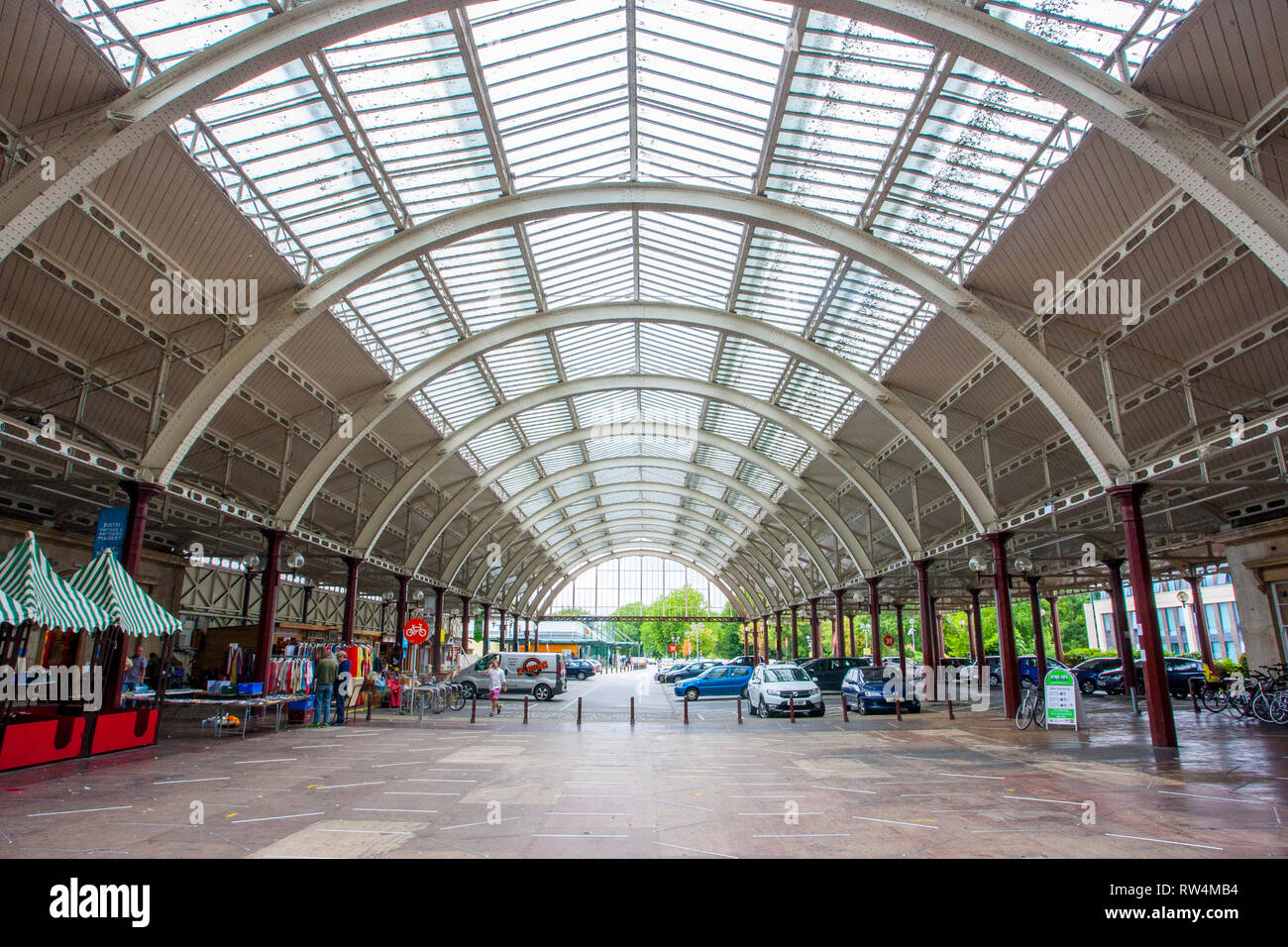 L'ancienne gare ferroviaire de Green Park, avec son impressionnante verrière est maintenant un parking entouré de boutiques, de baignoire, N.E. Somerset, England, UK Banque D'Images