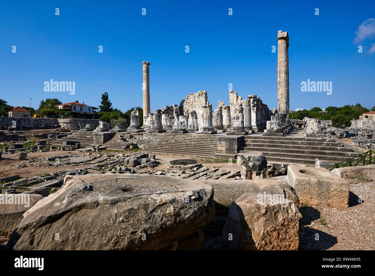 Photo des ruines de l'antique grecque Ionienne Didymes Temple d'Apollon & accueil à l'Oracle d'Apollon. Aussi connu comme le Didymaion terminé vers Banque D'Images