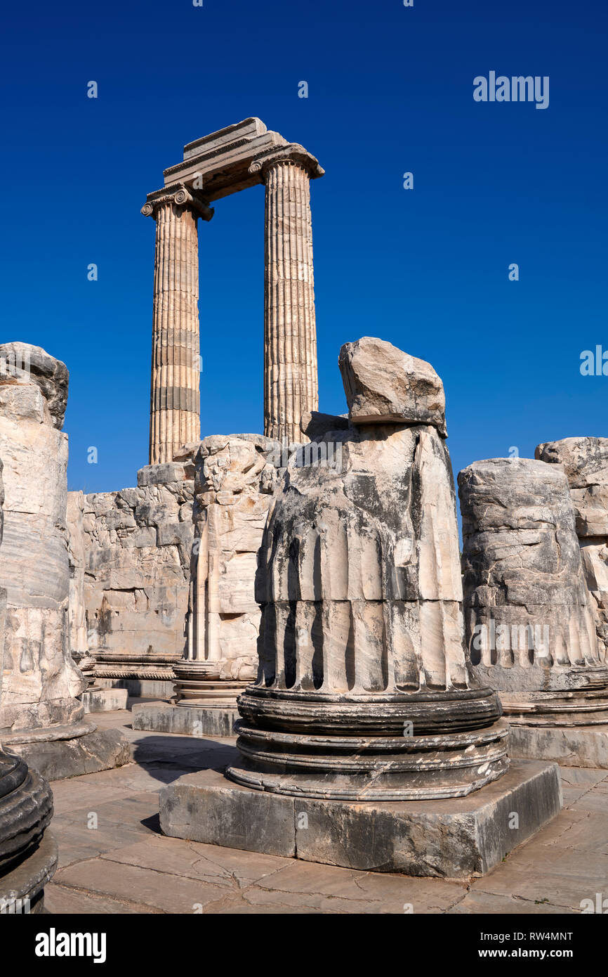 Photo de la mer Ionienne de colonnes les ruines de l'antique grecque Ionienne Didymes Temple d'Apollon & accueil à l'Oracle d'Apollon. Aussi connu sous le n Banque D'Images