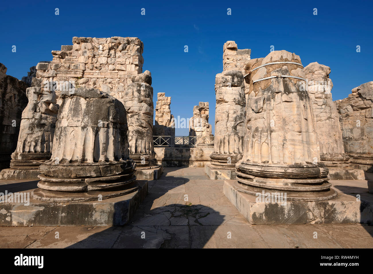 Photo des ruines de bases de colonne de l'antique grecque Ionienne Didymes Temple d'Apollon & accueil à l'Oracle d'Apollon. Aussi connu comme le Didymai Banque D'Images