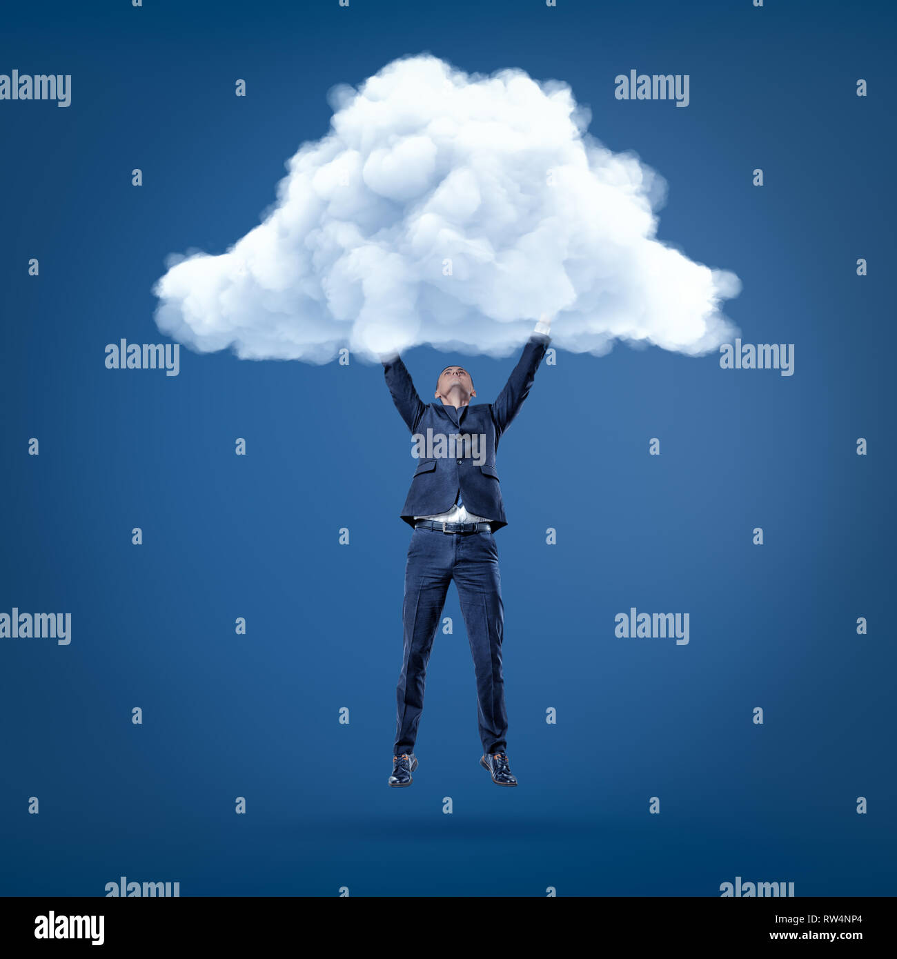 Businessman suspendu dans l'air holding white cloud avec les deux mains Banque D'Images