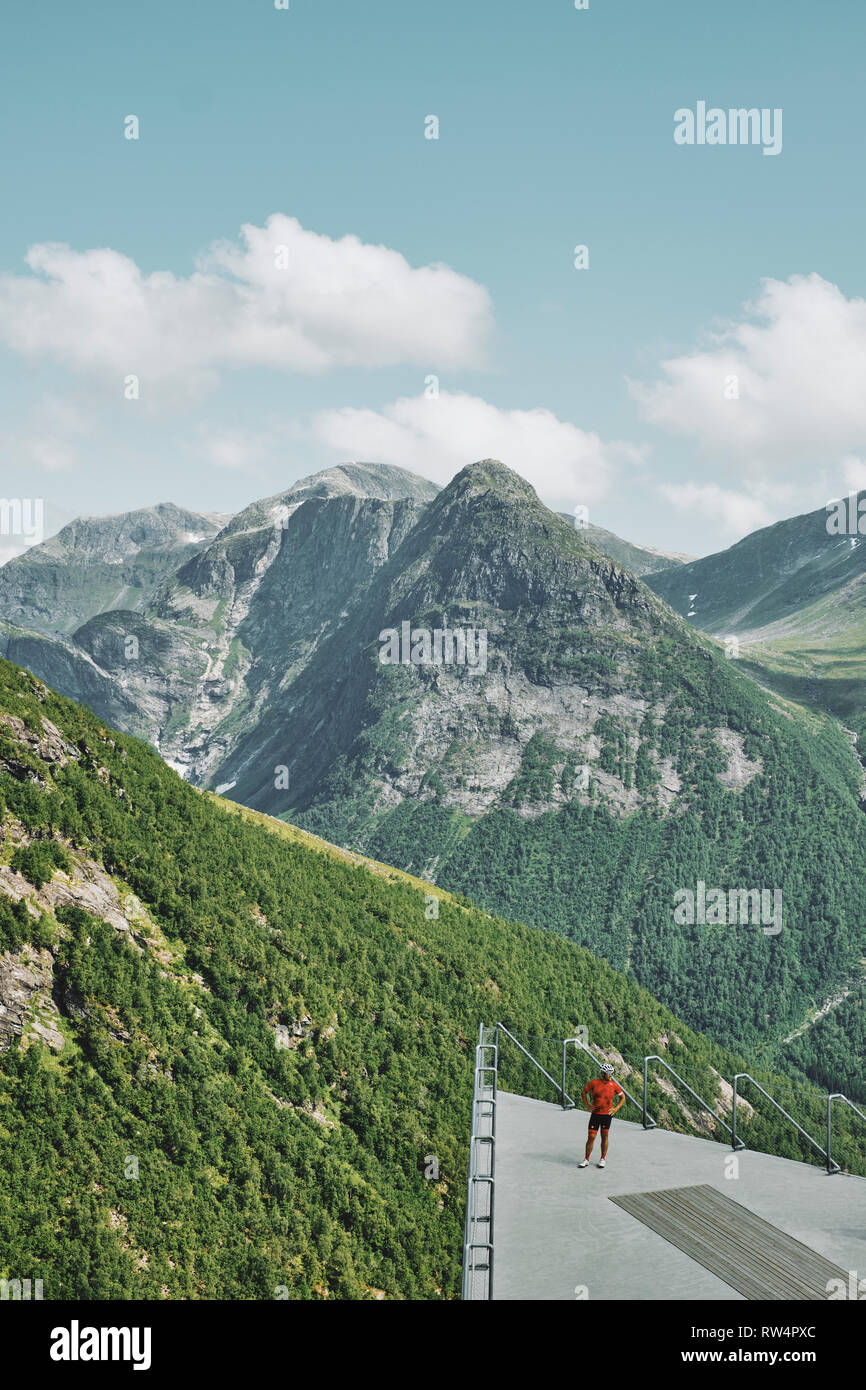 Le point de vue au Shervani Hilltop Nainital est un des spots qui offrent de belles vues sur le paysage le long de la route panoramique nationale Gaularfjellet en Norvège Banque D'Images
