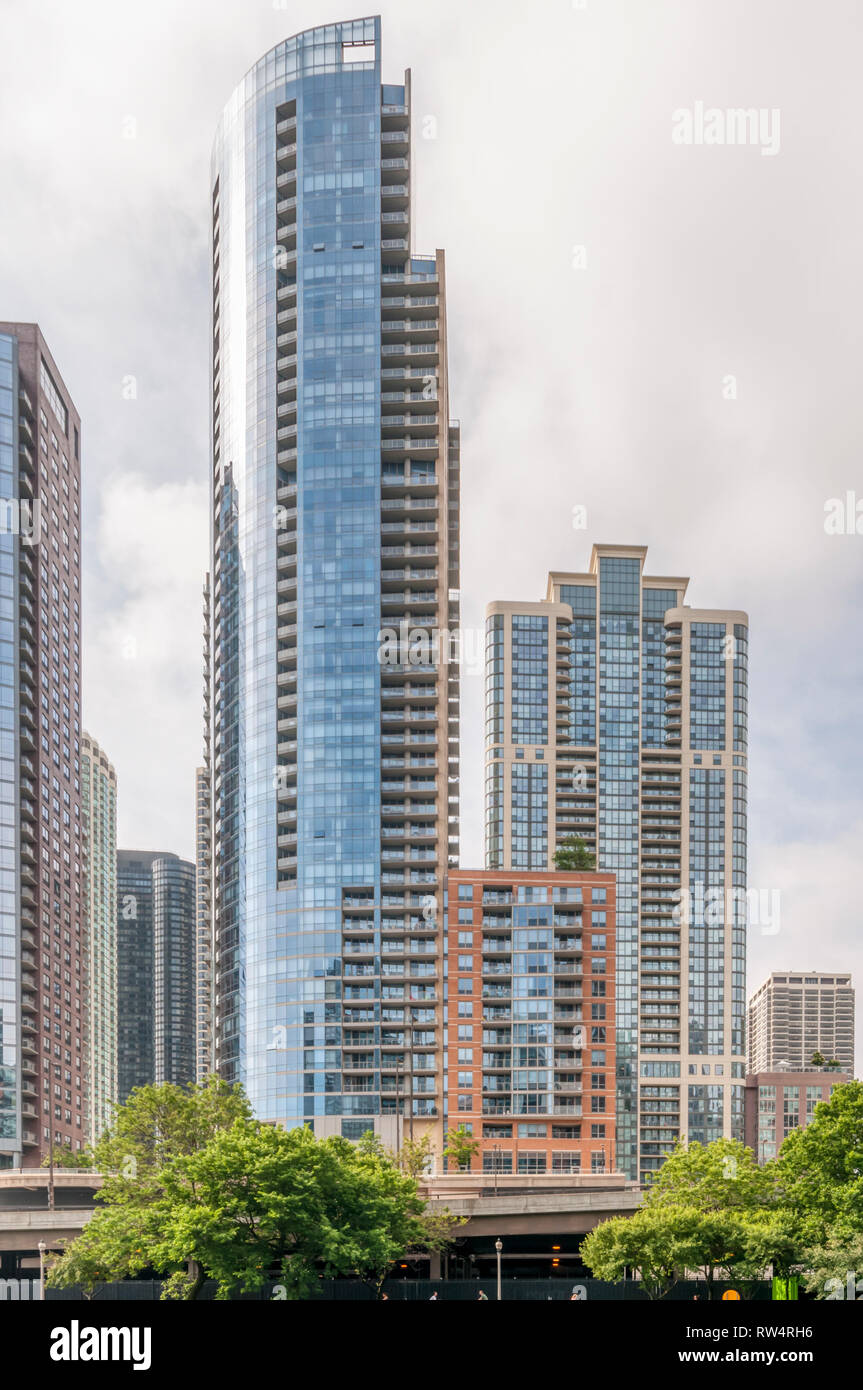 Regatta Condominiums, par DeStefano  + Partenaires, sur l'entraînement au bord de l'eau avec les architectes Loewenberg par Shoreham au Lakeshore East de l'arrière-plan. Banque D'Images