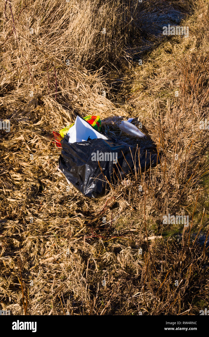 Déchets déversés le long du chemin Colebrook, près du parc Mud Bay, à Surrey, en Colombie-Britannique, au Canada Banque D'Images