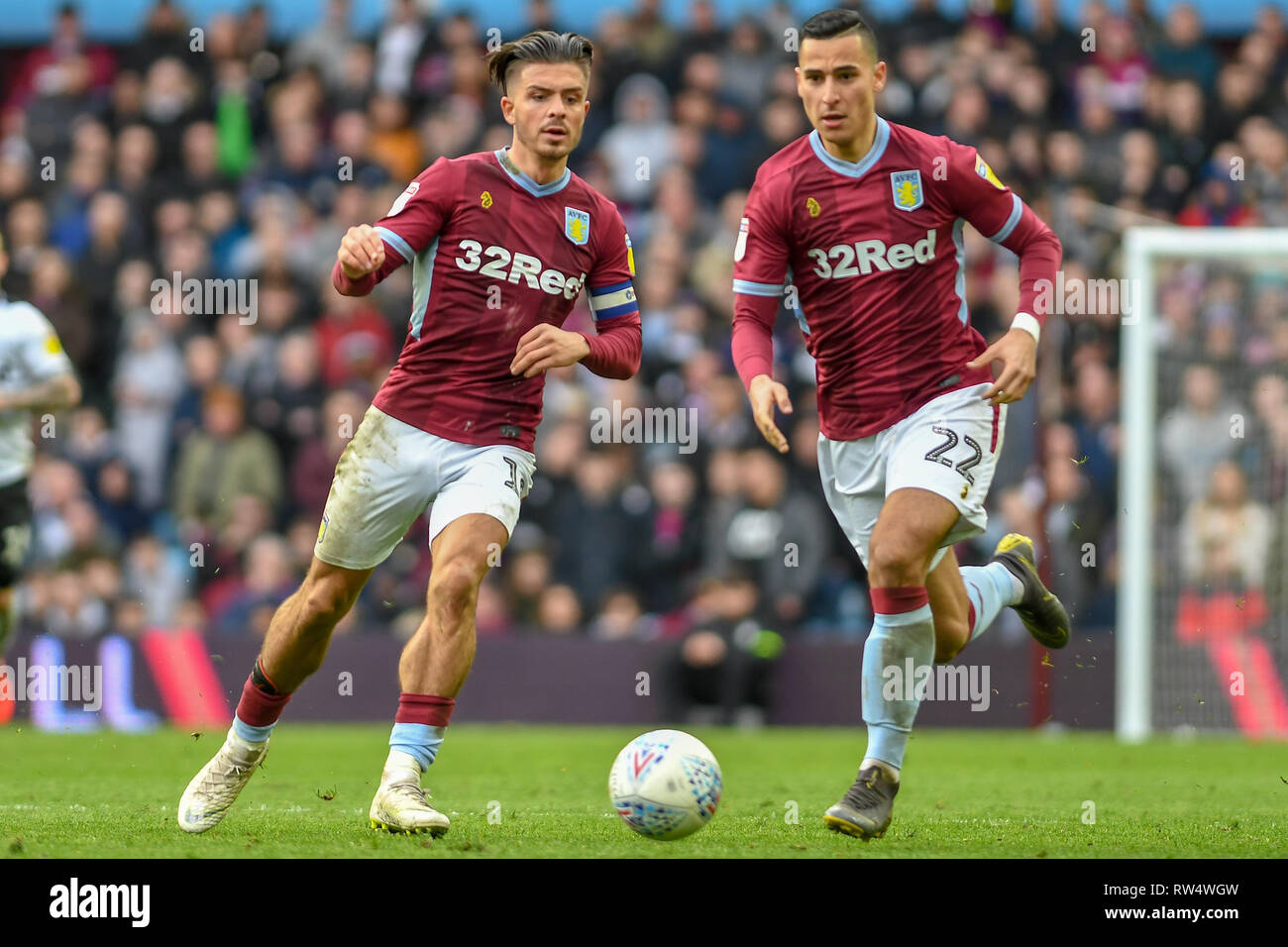 2 mars 2019, la Villa du Parc, Birmingham, Angleterre ; Sky Bet Championnat, Aston Villa vs Derby County : Jack Grealish (10) de Aston Villa jette le ballon à Anwar El Ghazi (22) de crédit : Aston Villa Gareth Dalley/News Images images Ligue de football anglais sont soumis à licence DataCo Banque D'Images