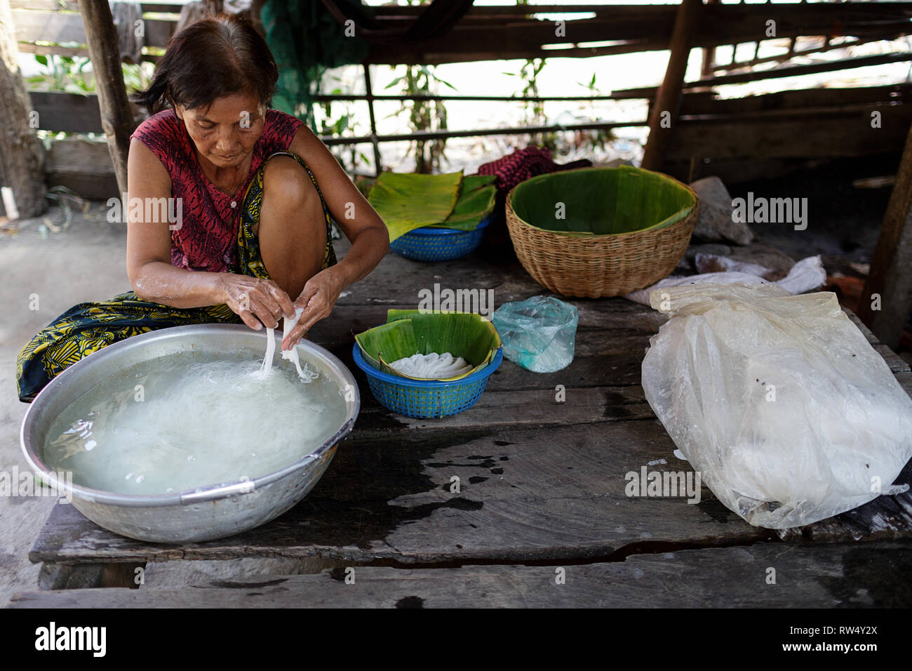 Femme cambodgienne faire riz nouilles, kh'teaw, dans un environnement de base, Battambang, Cambodge Banque D'Images