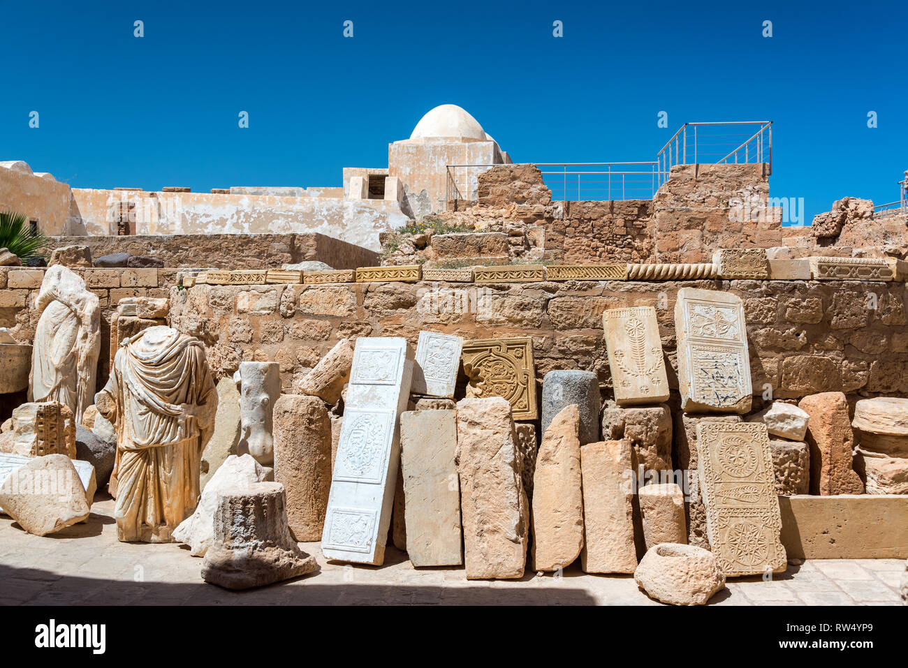 Sculptures antiques dans le Fort Ghazi Mustapha à Houmt Souk à Djerba, Tunisie Banque D'Images
