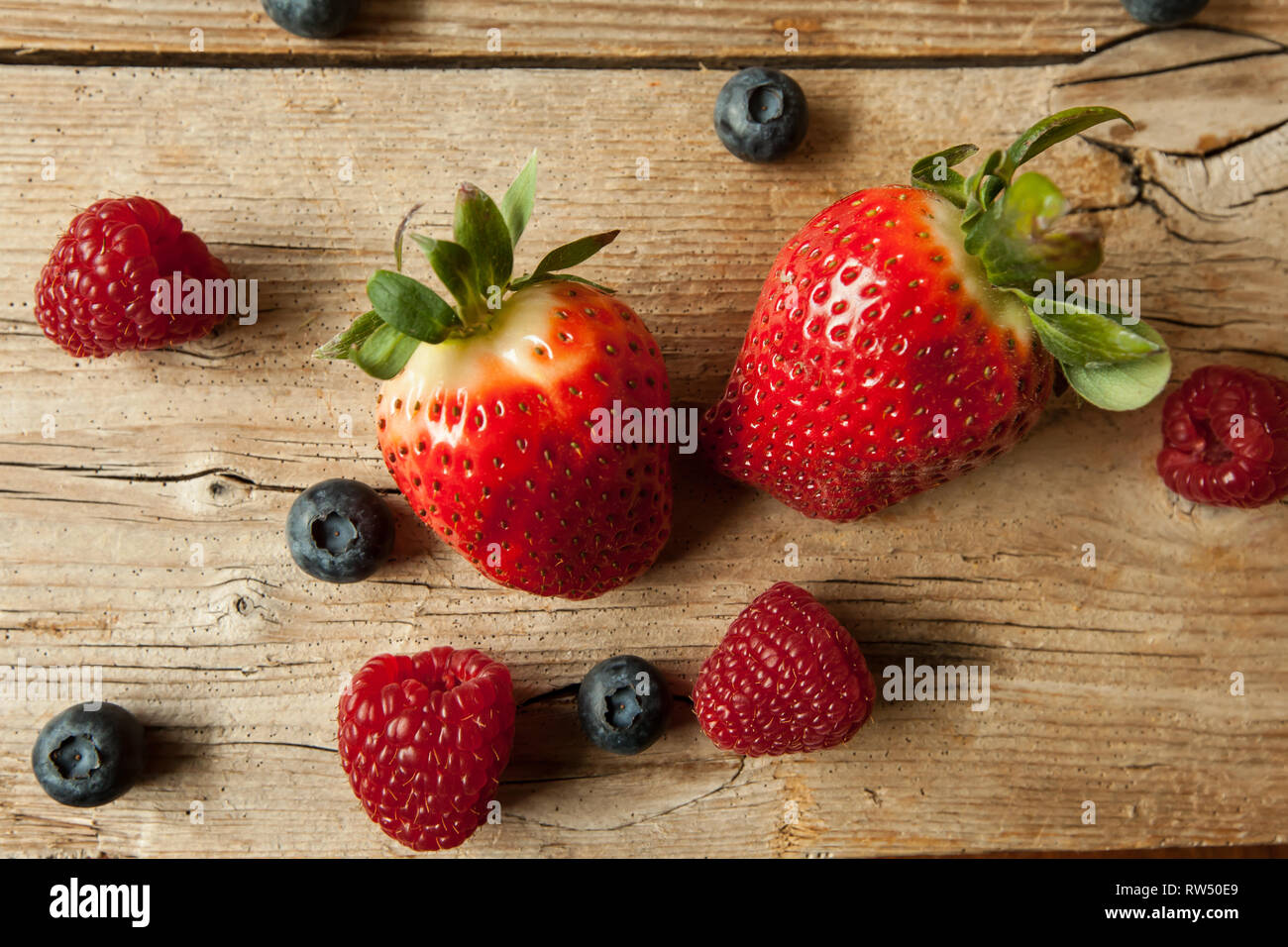 Strawberrys Blueberrys et Strawberrys sur fond bois studio Shot Banque D'Images