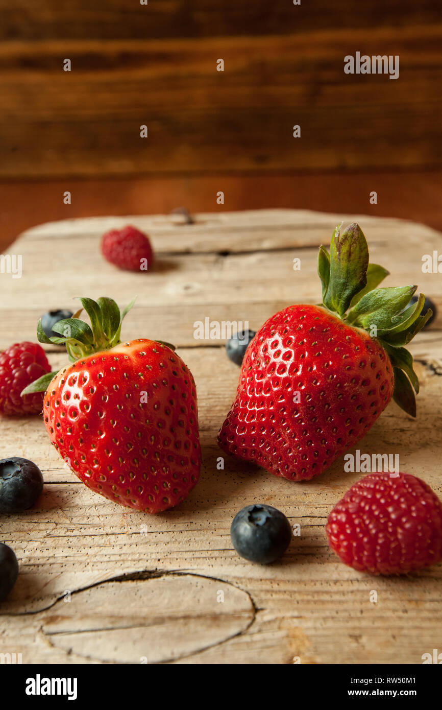 Strawberrys Blueberrys et Strawberrys sur fond bois studio Shot Banque D'Images