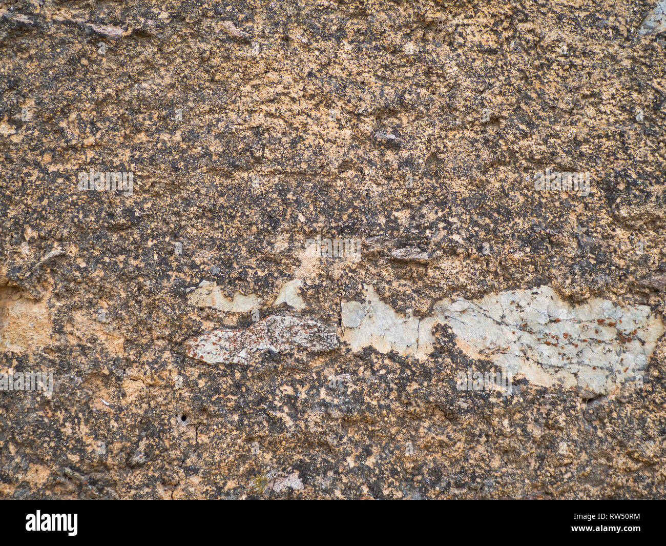 Résumé Contexte La texture d'un mur de pierre avec le lichen Banque D'Images