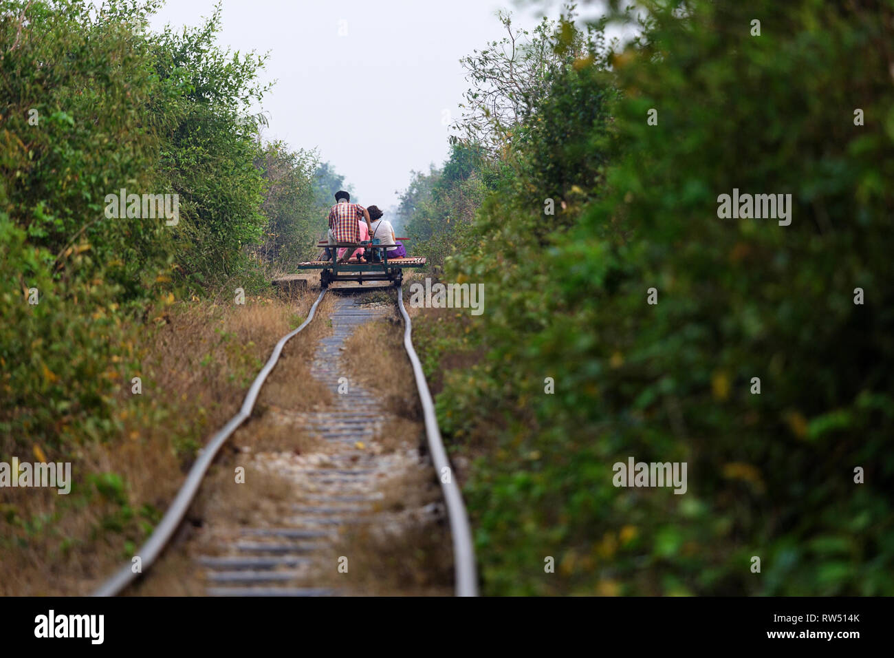 Le train de bambou rail journeys, près de Battambang au Cambodge, dans le sud-ouest Banque D'Images