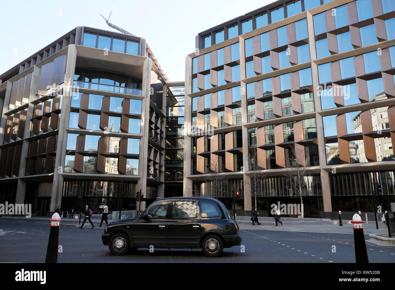 London taxi devant le siège de l'European HQ Bloomberg architecte Foster & Partners Business district Ville de London England UK KATHY DEWITT Banque D'Images