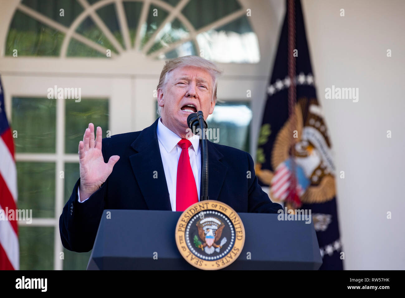 Le président américain, Donald Trump parle de la fermeture du gouvernement le 25 janvier 2019, de la Roseraie de la Maison Blanche à Washington, DC. Banque D'Images