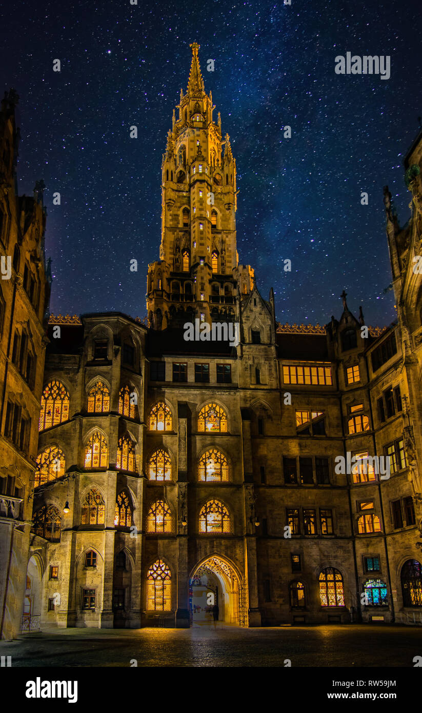 Hôtel de ville de Munich dans la nuit avec des étoiles. temps d'exposition lampe. billet Bavière, Allemagne Banque D'Images