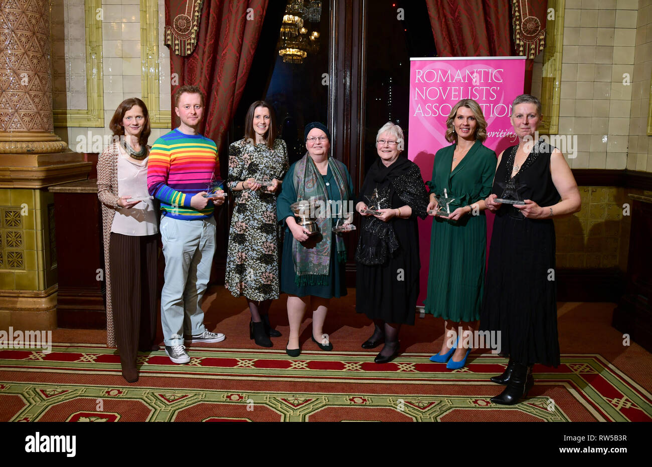 (De gauche à droite) Natalie Cox, Joe Heap, Isabelle Broom, Jane Godman, Liz Fielding, Catherine Isaac et Jane Lovering au Romantic Novel of the Year Awards, qui a eu lieu à la bibliothèque de Gladstone, Londres. Banque D'Images