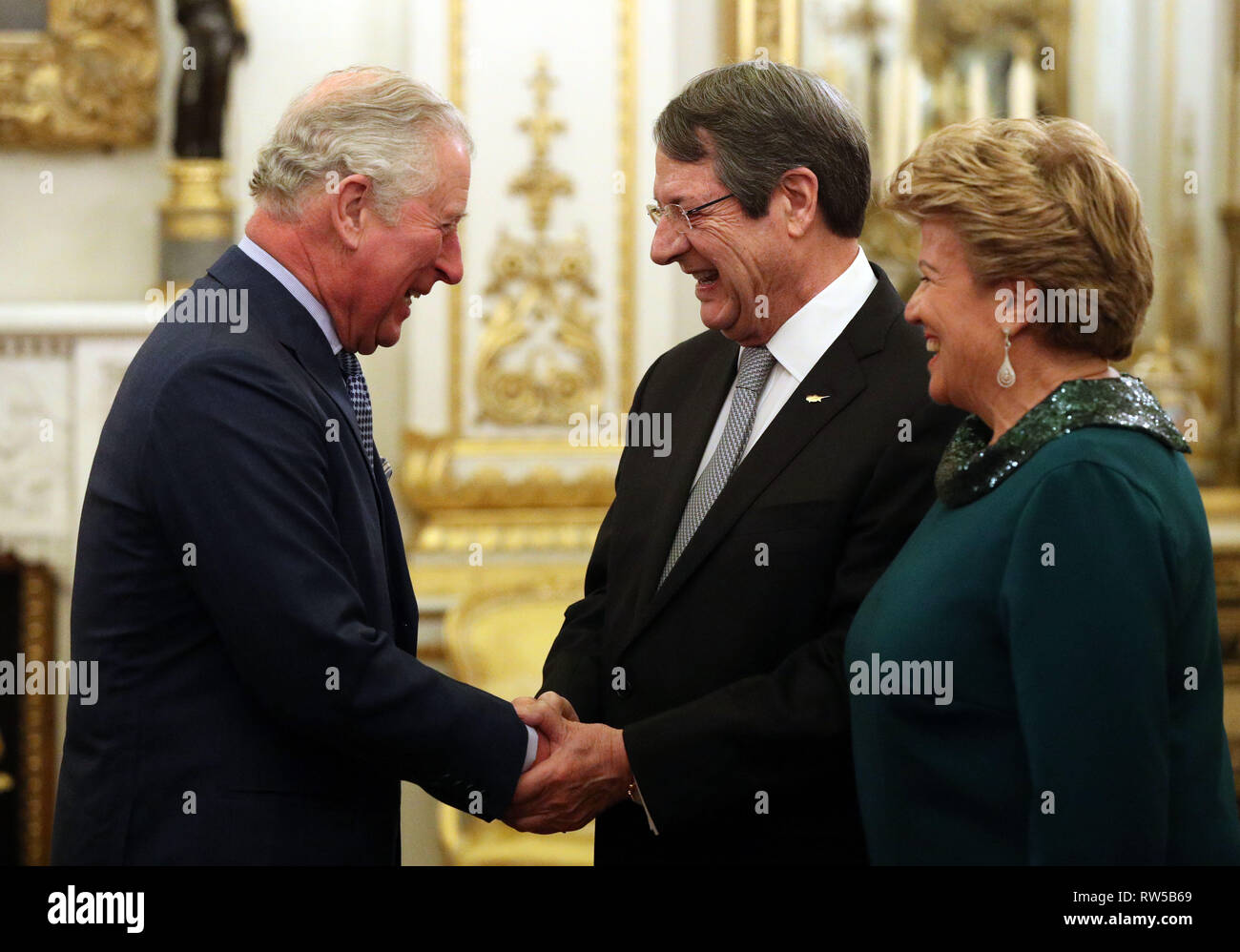 Le Prince de Galles accueille le président chypriote Nicos Anastasiades et sa femme , au cours d'une réception à Buckingham Palace, Londres, pour célébrer la diaspora chypriote au Royaume-Uni. Banque D'Images