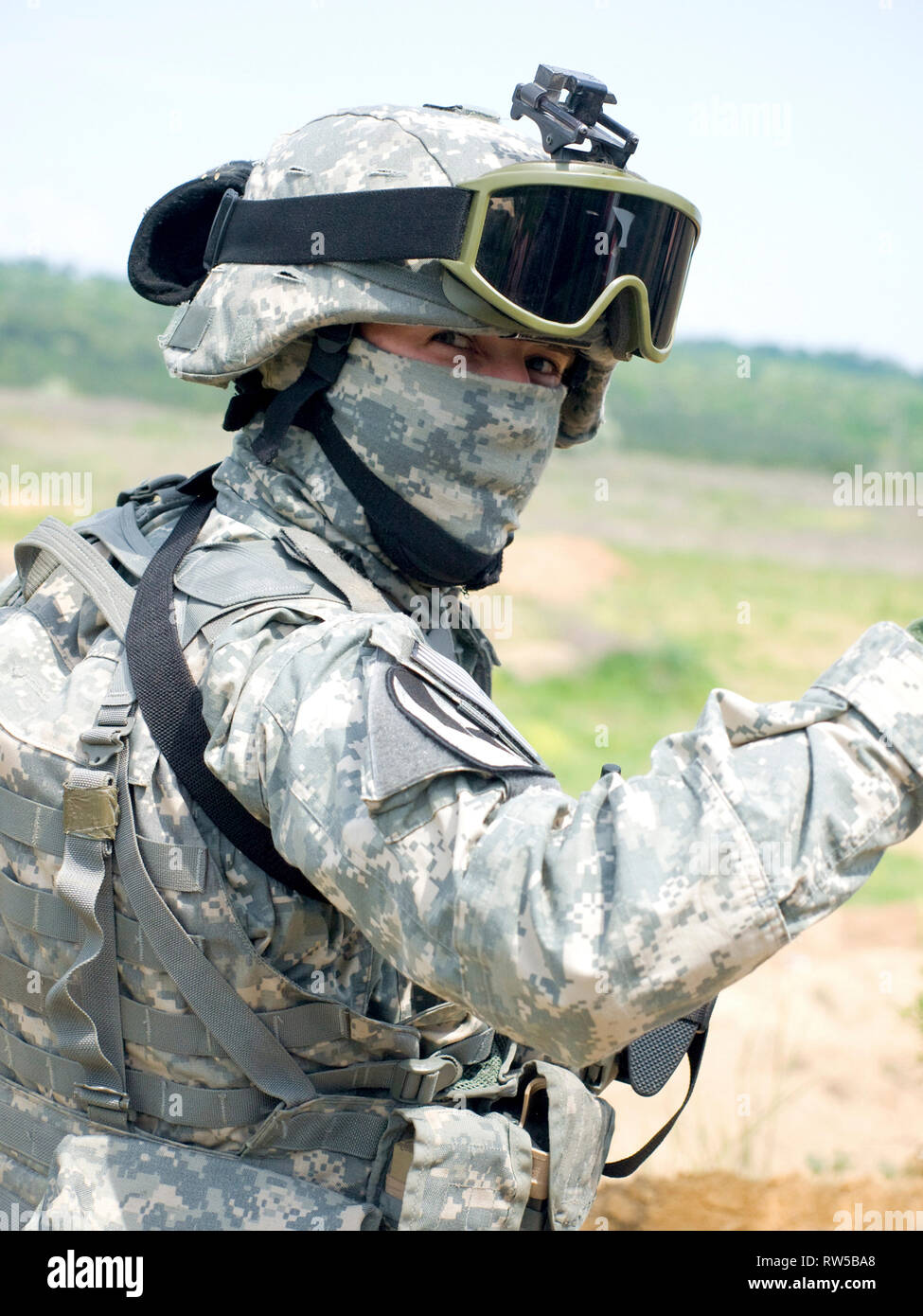 Soldat américain portant des uniformes de camouflage casque Photo Stock -  Alamy