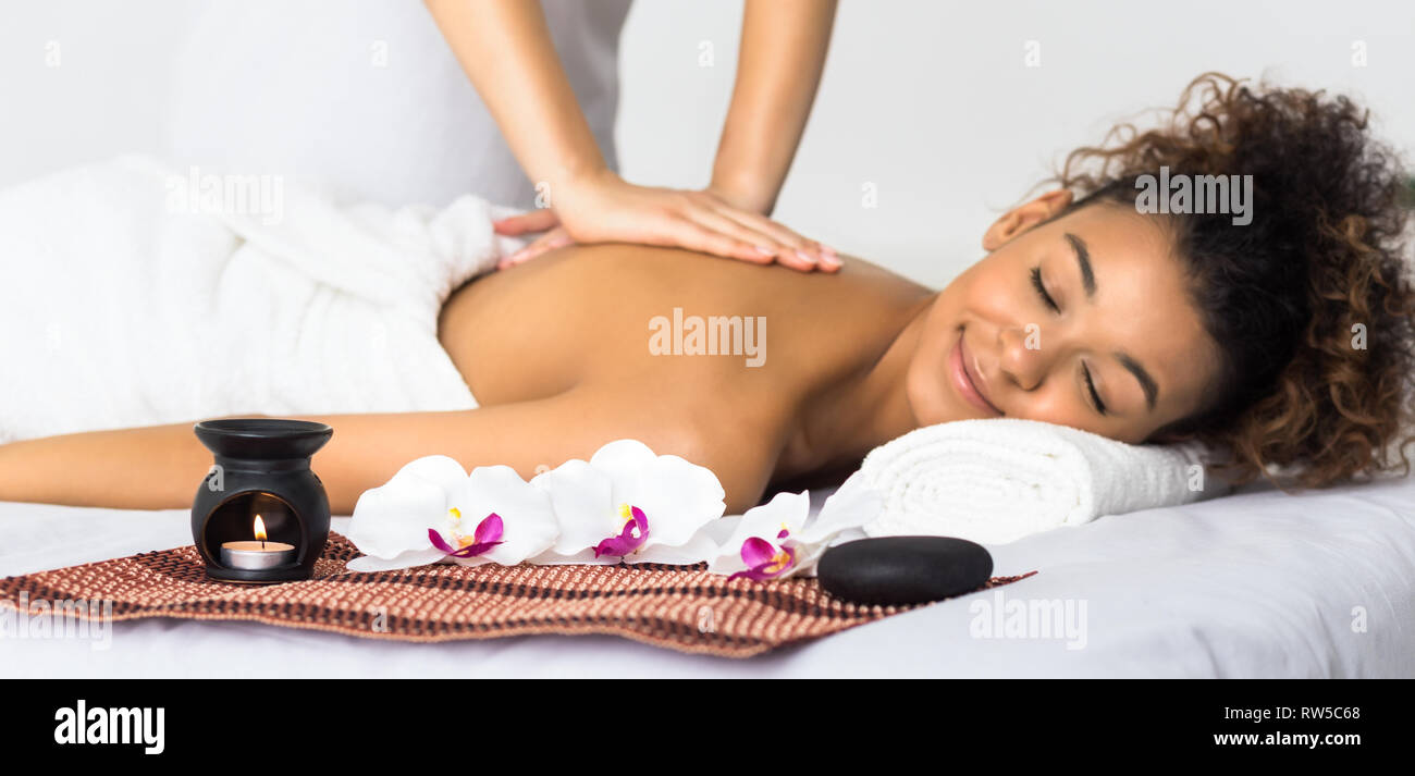 Woman enjoying aroma massage au spa salon Banque D'Images