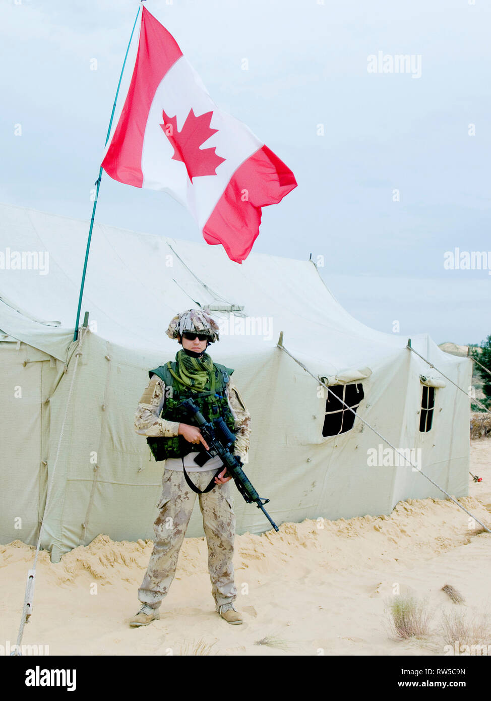 Un soldat Canadien en uniforme du désert près de la tente de l'armée Photo  Stock - Alamy