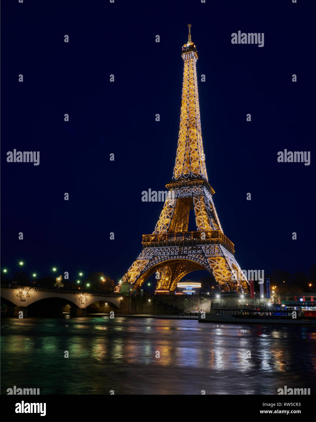La Tour Eiffel, Paris. Photo prise lors de son magnifique éclairage afficheur, qui n'est vue reflétée dans la Seine. Banque D'Images