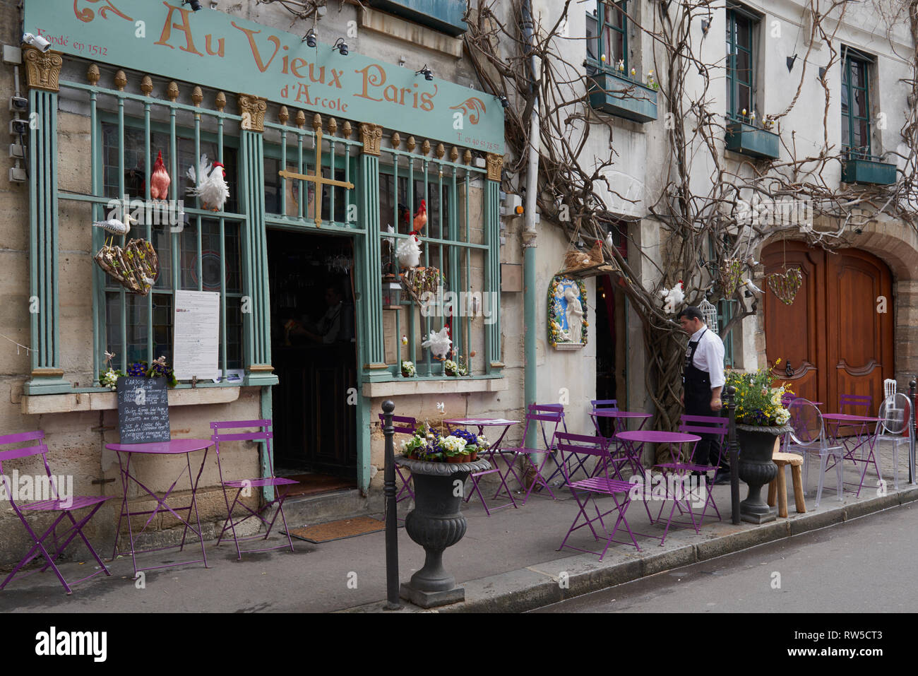 Chef de l'extérieur de la cuisine française Au Vieux Paris d'Arcole Restaurant. Belles couleurs de Spring street à l'extérieur de ce café. Banque D'Images