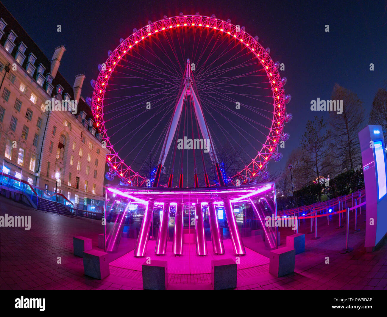 Londres, Angleterre, Royaume-Uni - 27 Février 2019 : scène de nuit avec large vue sur la célèbre London Eye contre le ciel plein d'étoiles, illuminé la nuit Banque D'Images