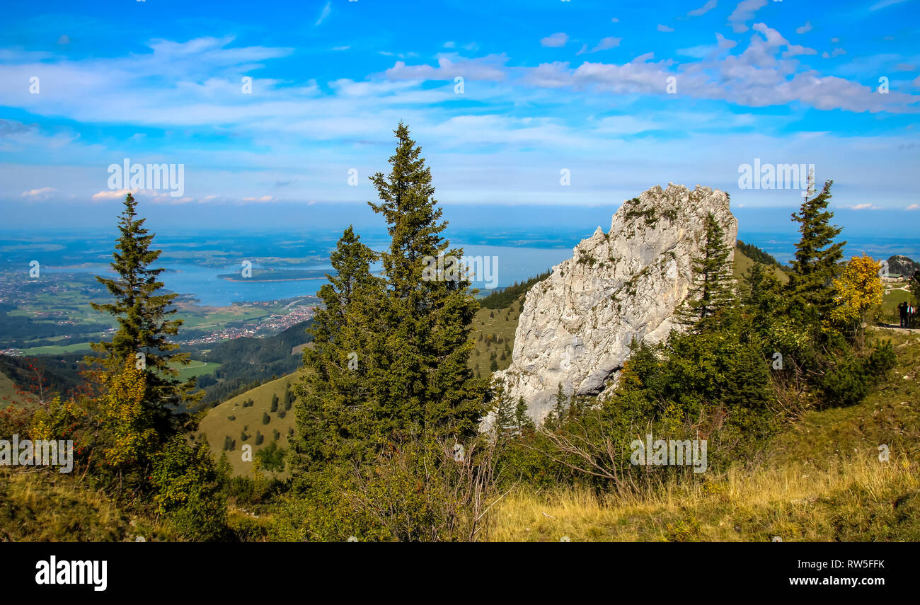 La marche en montagne avec vue sur le lac de Chiemsee, aventure voyage Bavière Banque D'Images