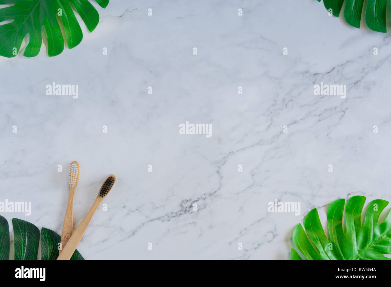 Brosse à dents en bois de bambou sur table en marbre blanc propre concept d'arrière-plan Vue de dessus pour sauver la terre, la Journée mondiale de l'environnement, de plastique, de télévision cuisine Banque D'Images