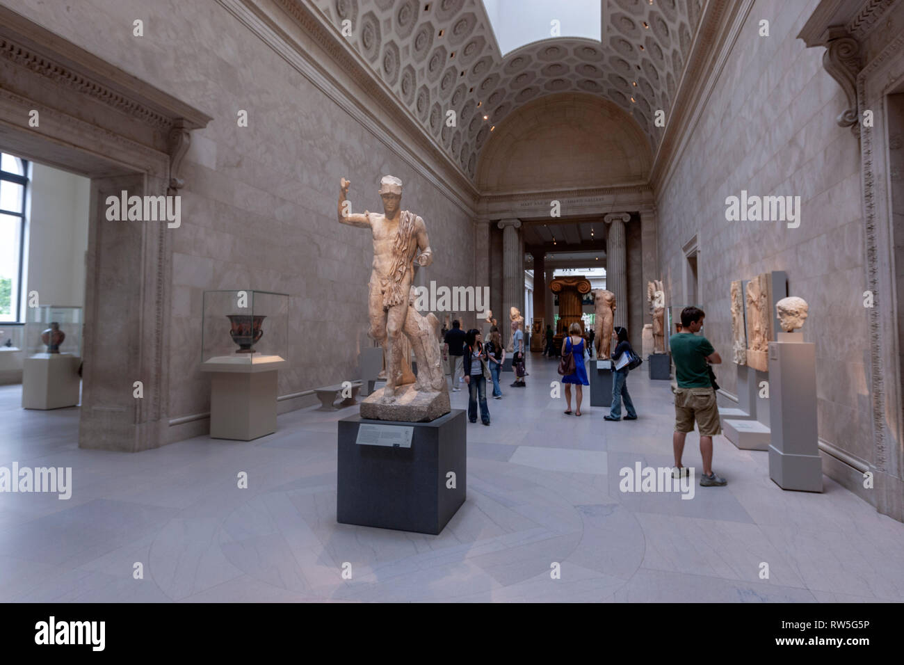 Hall avec la copie d'original grec statue en marbre d'un guerrier blessé, le Metropolitan Museum of Art, Manhattan, New York USA Banque D'Images