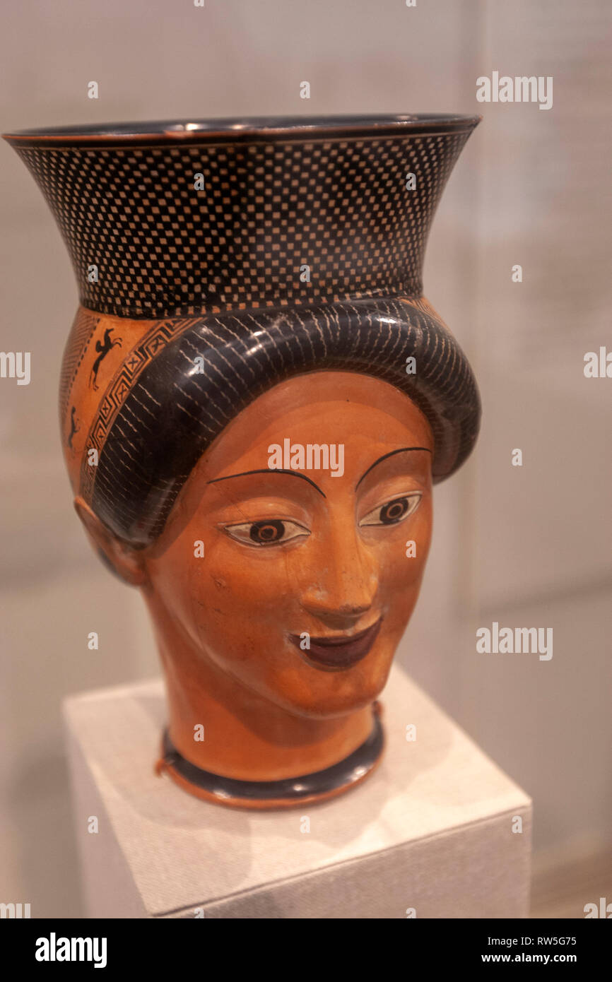 Pot en terre cuite (oinochoe) sous la forme de la tête d'une femme, le Metropolitan Museum of Art, Manhattan, New York USA Banque D'Images