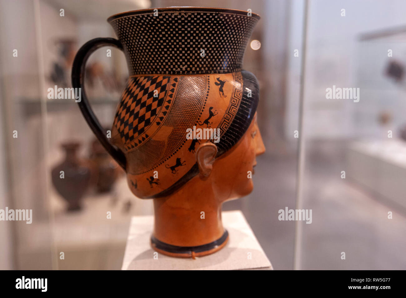 Pot en terre cuite (oinochoe) sous la forme de la tête d'une femme, le Metropolitan Museum of Art, Manhattan, New York USA Banque D'Images