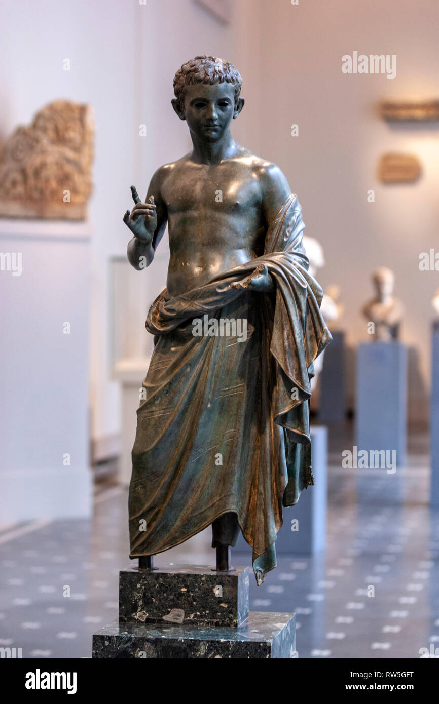 Statue en bronze d'un garçon aristocratique, le Metropolitan Museum of Art, Manhattan, New York USA Banque D'Images