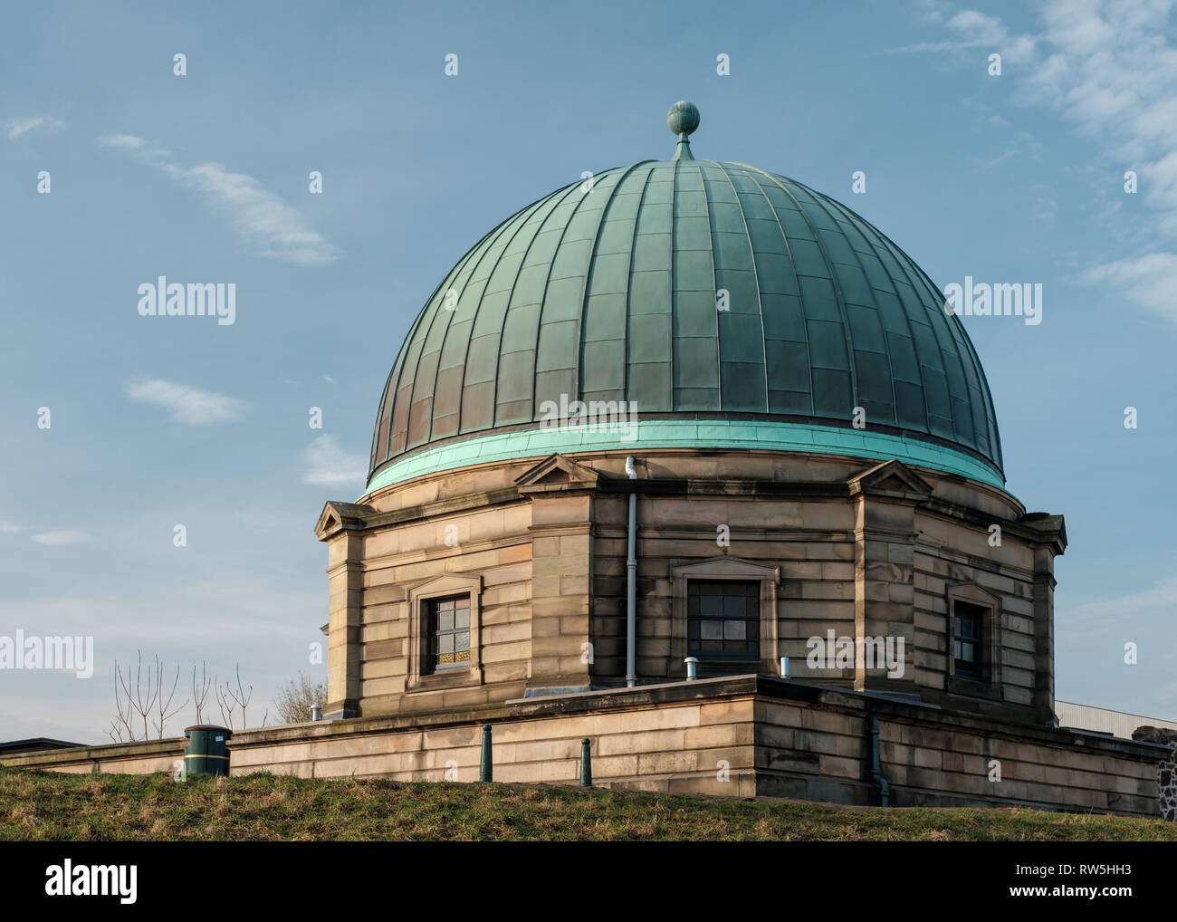 La coupole de l'Observatoire d'Edimbourg sur Calton Hill lors d'une journée ensoleillée, Édimbourg, Écosse Banque D'Images