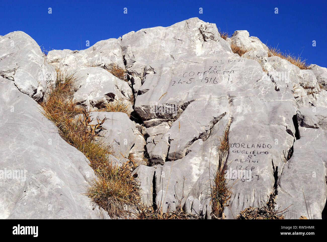 La première guerre mondiale, les Alpes Carniques, Mont Freikofel. Elle a été le théâtre de batailles sanglantes entre soldats austro-hongrois et italiens pendant la PREMIÈRE GUERRE MONDIALE. graffitis réalisés par les troupes alpines italiennes. Banque D'Images