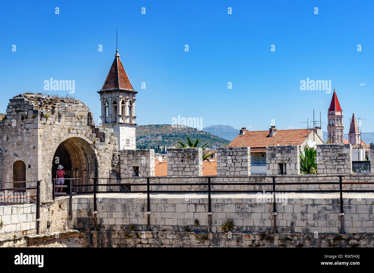 Les murs de l'ancienne forteresse de pierre. Banque D'Images
