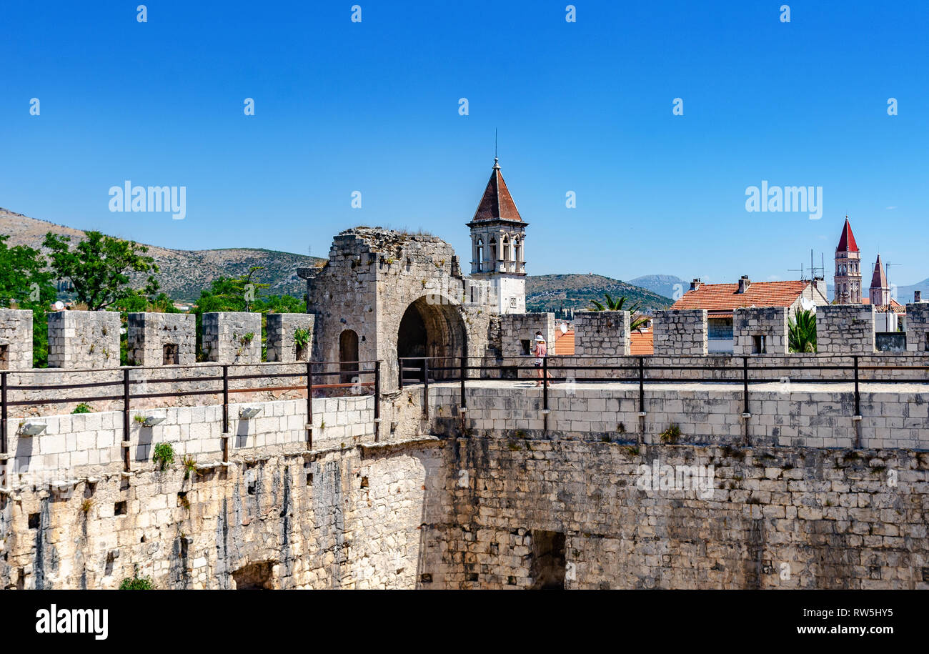 Les murs de l'ancienne forteresse de pierre. Banque D'Images