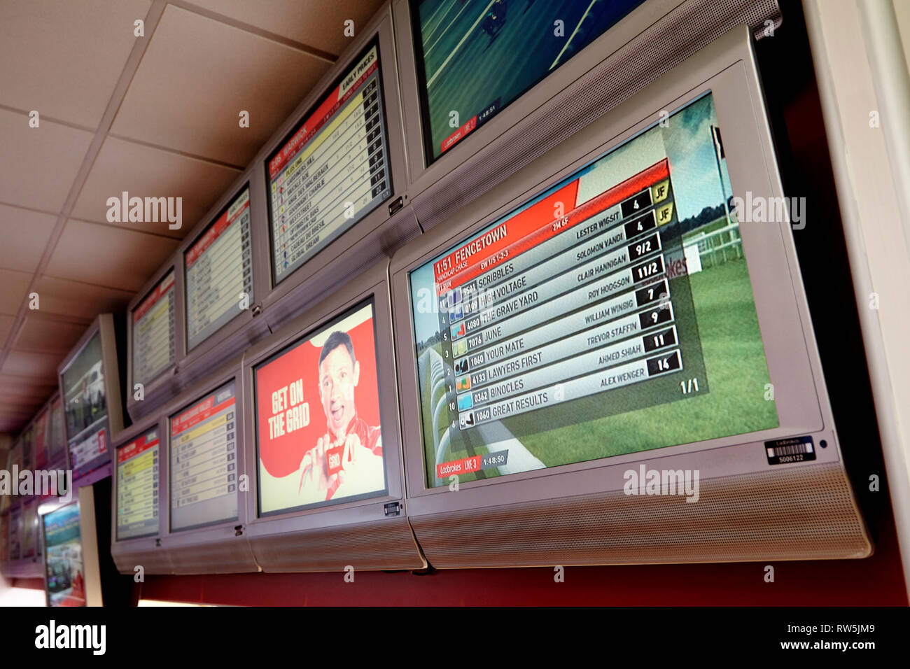 Les écrans d'affichage Détails course à l'intérieur d'un bureau de paris Banque D'Images