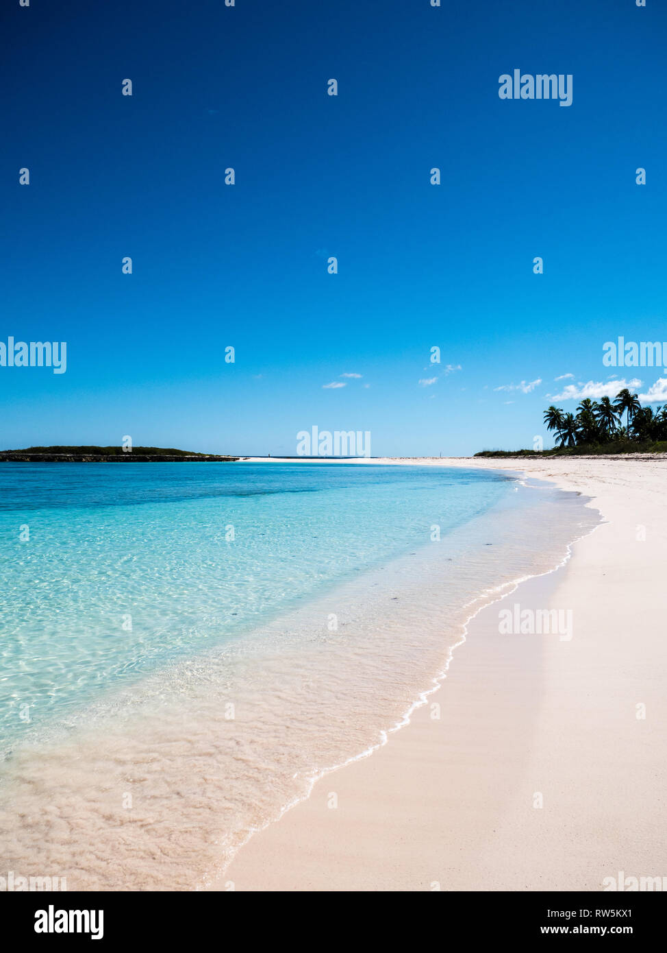 L'île de corail tropical à anses double plage, gouverneurs Harbour, Île Eleuthera, aux Bahamas, dans les Caraïbes. Banque D'Images
