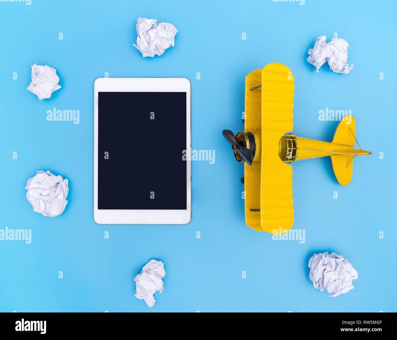 Vide Vide comprimé avec de l'avion jaune sur bleu et blanc papier nuage ciel pour travel concept Banque D'Images