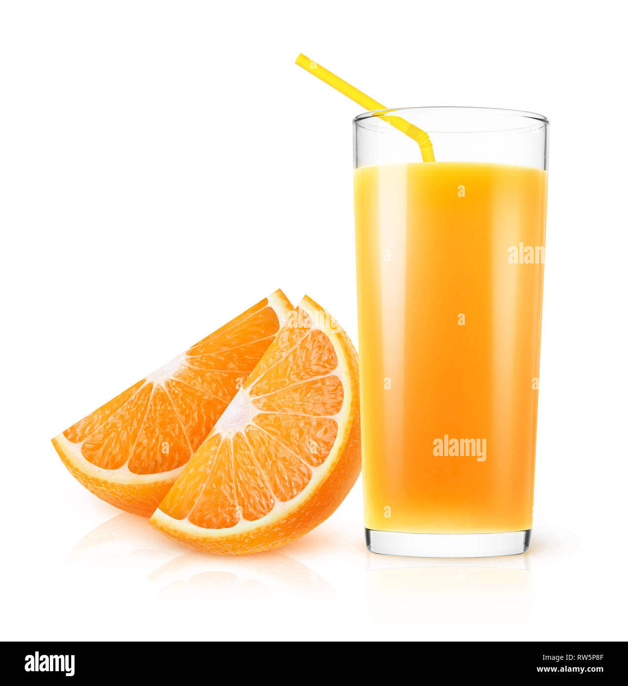 Isolé du jus d'orange. Jus d'orange dans un verre et des morceaux de fruits isolé sur fond blanc avec clipping path Banque D'Images