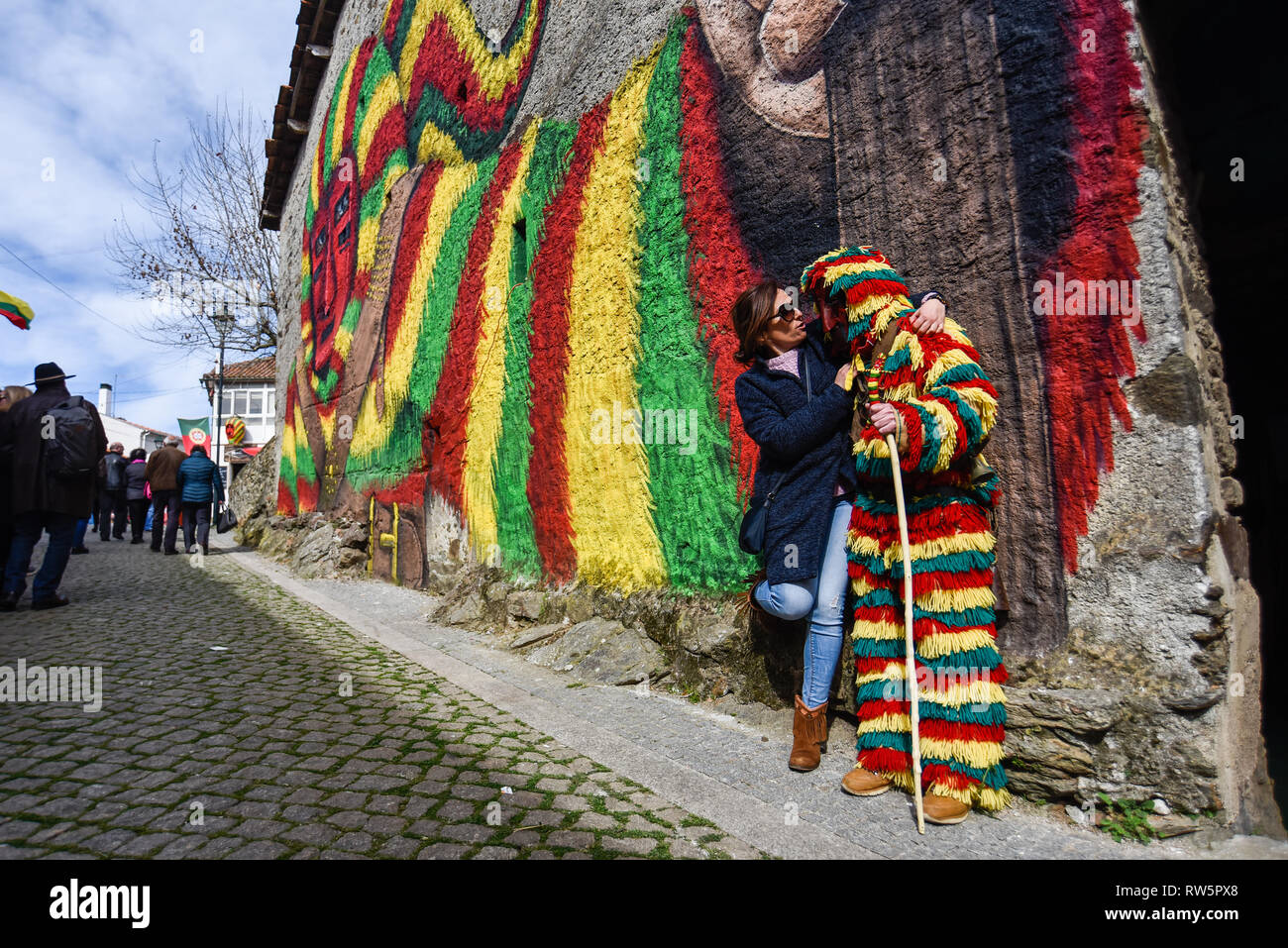 Une femme est vu embrasser un Soinsà Associer pendant les célébrations du carnaval de Podence, 20 km de Macedo de Cavaleiros. La tradition Soinsà associer a une pré-historique Celtic rituel religieux pratiqué dans certaines régions du Portugal. Parmi les plus anciennes traditions dans le pays, depuis quelques années, pendant 4 jours, Podence attire plus de 30 000 personnes pendant les célébrations du carnaval. Caretos Podence de attendent le verdict à inscrivez-vous l'UNESCO, Patrimoine Immatériel de l'humanité. Banque D'Images