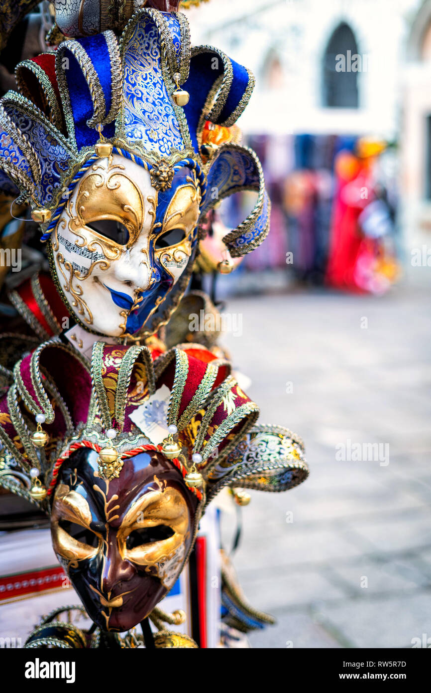 Masque vénitien en magasin en rue, Venise Italie Photo Stock - Alamy
