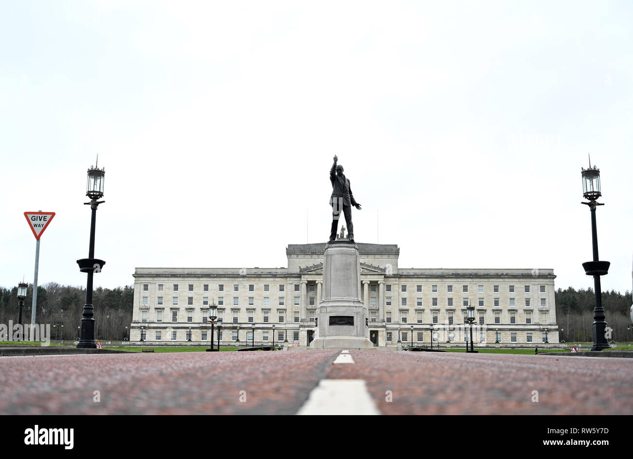 La nécessité d'un parlement séparé pour l'Irlande du Nord est apparu avec la création de l'Irlande du Nord dans la région de l'Ulster dans le gouvernement d'Irlande Act 1920. En attendant la construction du nouveau bâtiment, le Parlement s'est réuni à deux endroits, dans la région de Belfast City Hall, où l'état de l'ouverture du premier Parlement par le roi George V a eu lieu le 22 juin 1921, et dans l'Église presbytérienne à proximité de l'Assemblée de l'Irlande en collège. En 1922, une conception par Sir Arnold Thornely de Liverpool a été choisi et les travaux préparatoires sur le site choisi, à l'est de Belfast, a commencé. Banque D'Images