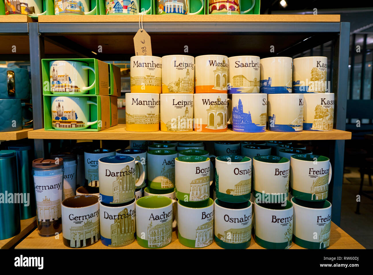 DUSSELDORF, ALLEMAGNE - CIRCA Octobre 2018 : mugs à l'affiche au café Starbucks à Dusseldorf. Banque D'Images