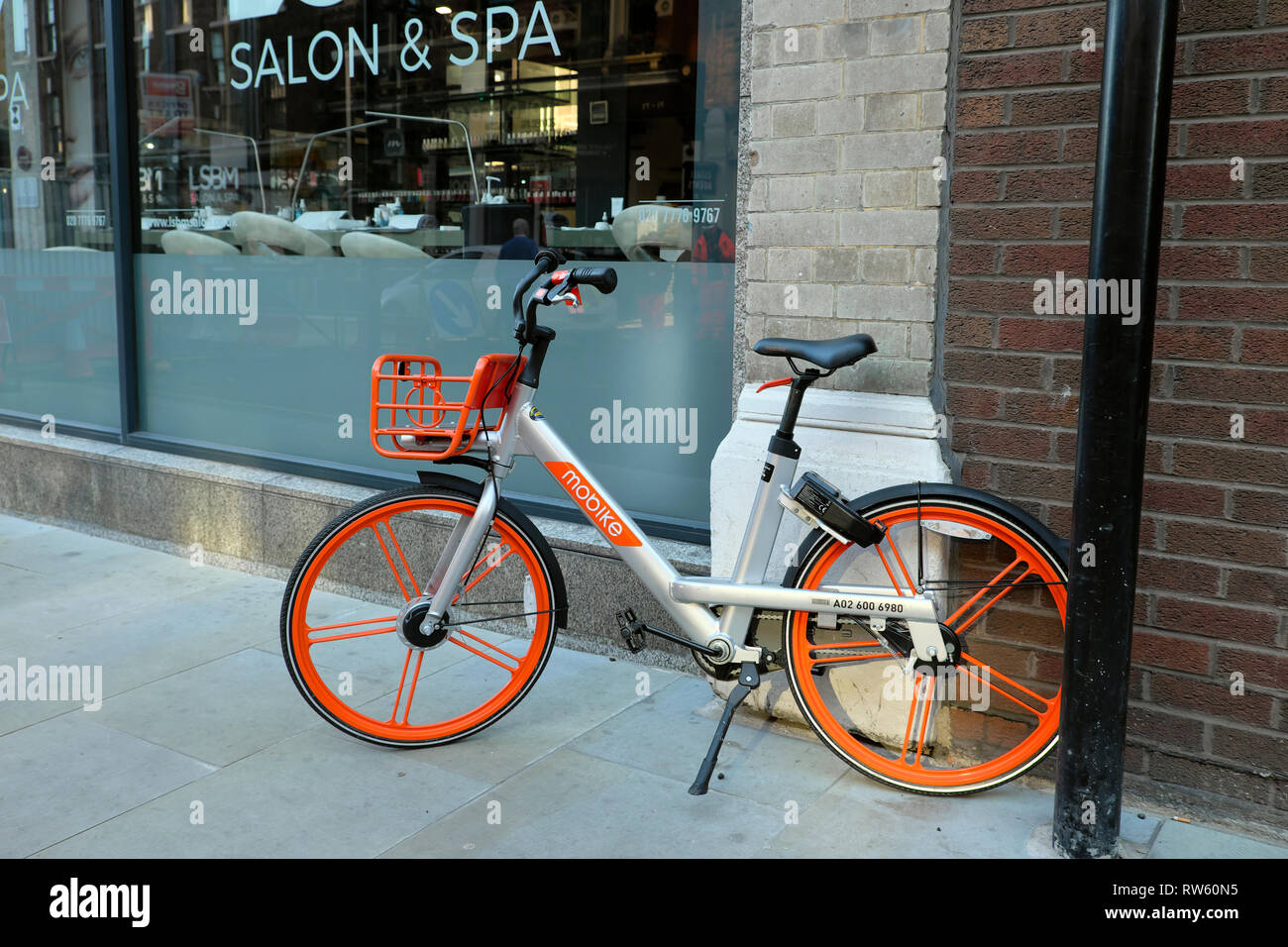 Un dockless Mobike chinois partager vélo public stationné sur la chaussée sur Long Lane dans la ville de London EC2 England UK KATHY DEWITT Banque D'Images