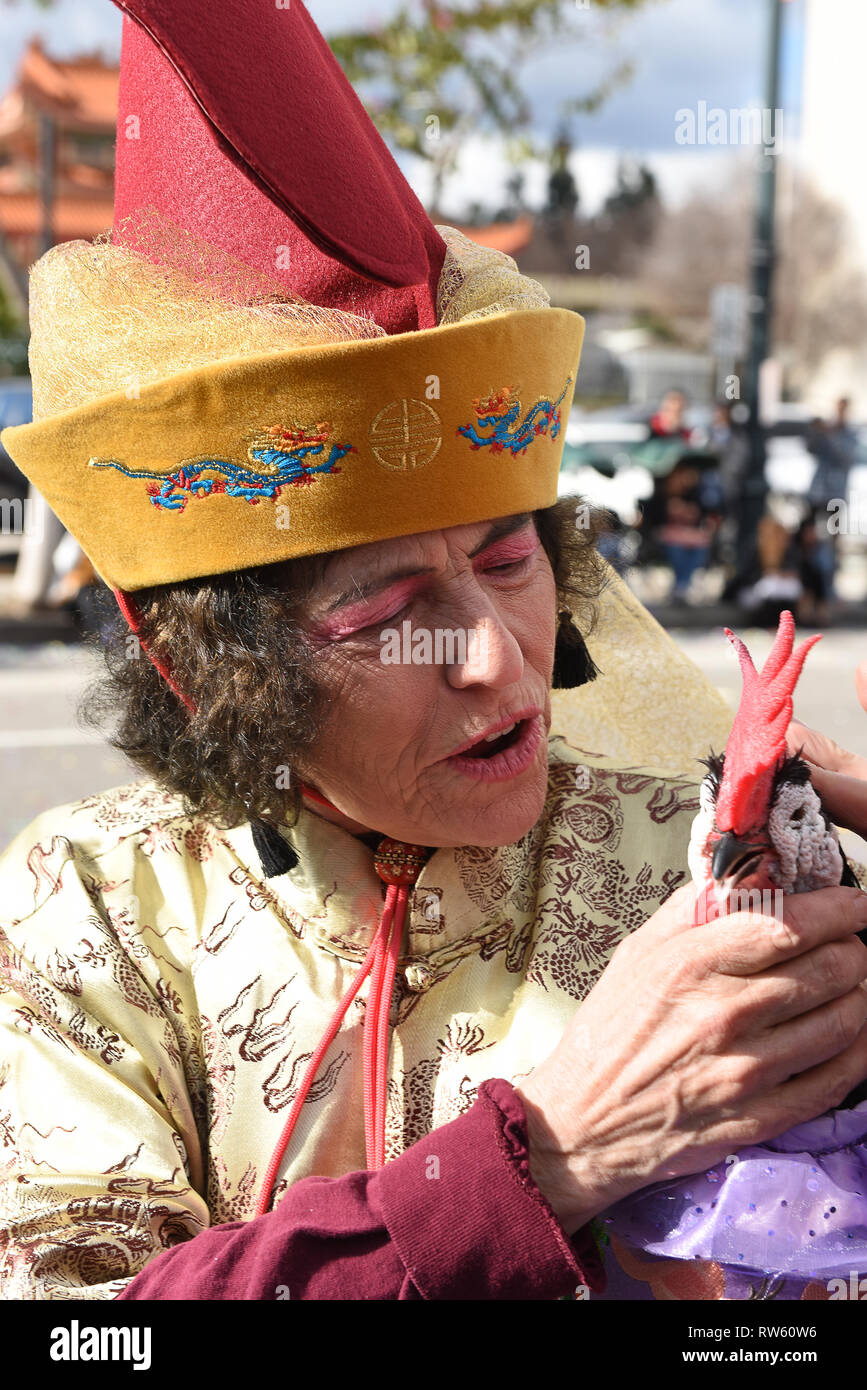 LOS ANGELES - le 9 février 2019 Gros plan McRooster : Chico avec handler au Los Angeles Parade du Nouvel An chinois. Banque D'Images