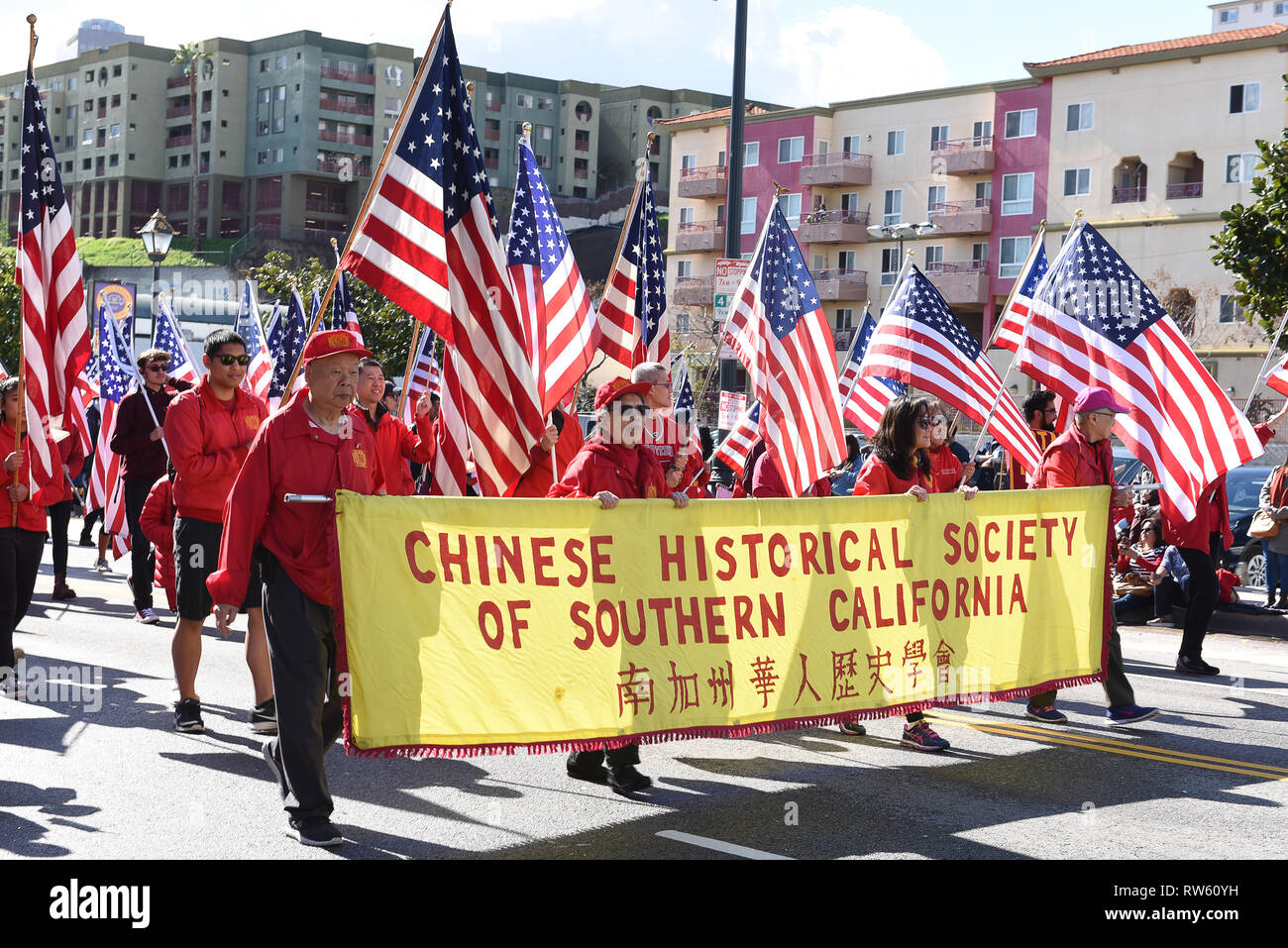 LOS ANGELES - le 9 février 2019 : La Société historique chinoise de Californie du Sud dans les marches défilé du Nouvel An chinois portant des drapeaux américains. Banque D'Images